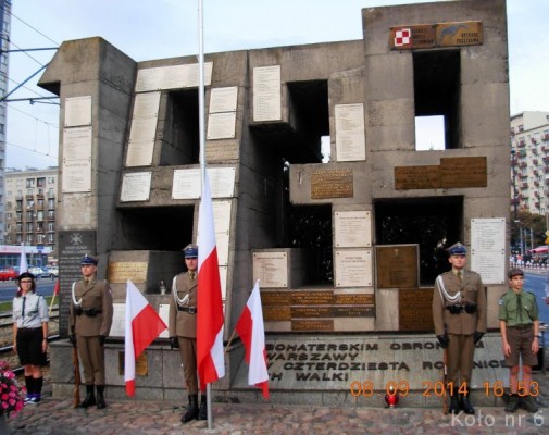 1---Pomnik--Barykada-Wrzesnia-przy-zbiegu-ulic-Opaczewskiej-i-Grojeckiej