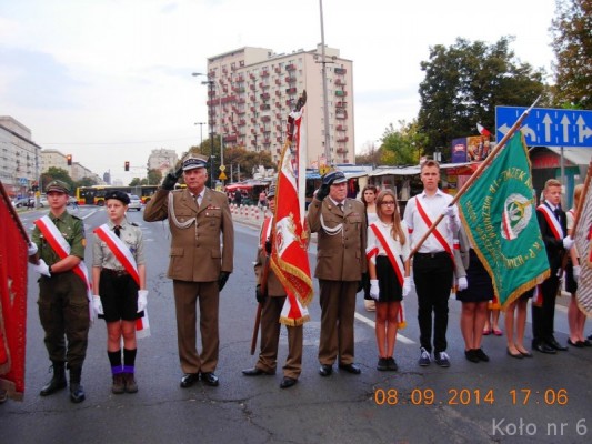 4---Poczty-oddaja-honory-przy-barykadzie-Opaczewska