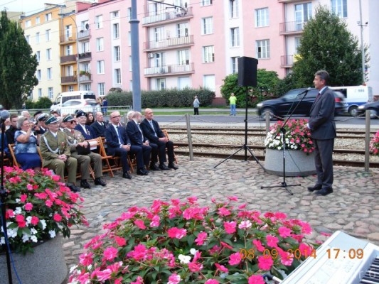 Burmistrz-Dzielnicy-Ochota-Maurycy-Komorowski-wyglasza-okolicznosciowe-przemowienie-przy-Barykadzie-Wrzesnia-z-okazji-75.-rocznicy-obrony-Warszawy