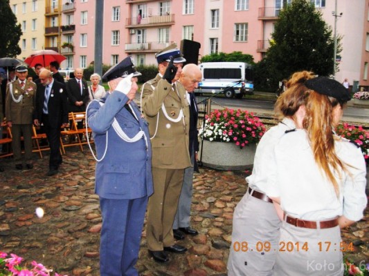Delegacja-Kola-Nr-6-ZŻWP-przy-skladaniu-wienca-przed-Barykada-Wrzesnia-z-okazji-75.rocznicy-obrony-Warszawy