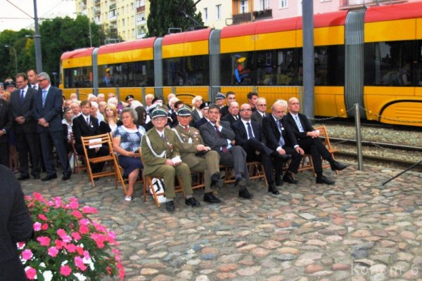 Goscie-oraz-wladze-Dzielnicy-Ochota-na-uroczystosci-75.rocznicy-obrony-Warszawy