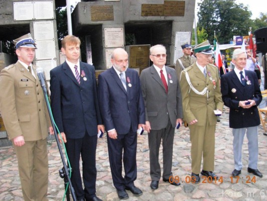 Osoby-wyroznione-przed-pomnikiem-Barykady-Wrzesnia