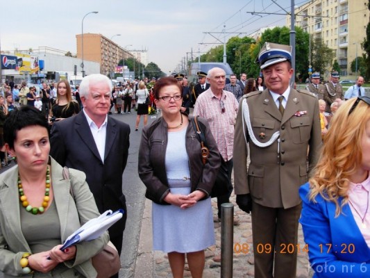 Prezes-Kola-Nr-6-ZŻWP-mjr-Jan-Dźwigala-z-osobami-towarzyszacymi-na-uroczystosci-75.rocznicy-obrony-Warszawy
