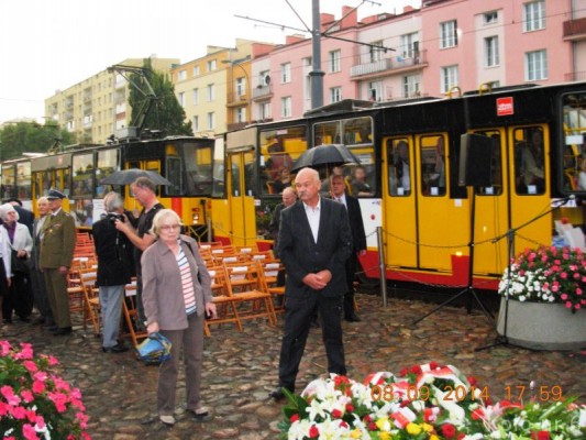 Prezes-ROD-RAKOWIEC-i-czlonek-Kola-Nr-6-Ryszard-Niedbala-z-kol.Emilia-Borkowska-przy-skladaniu-wienca-przed-Barykada-Wrzesnia-z-okazji-75.rocznicy-obrony-Warszawy