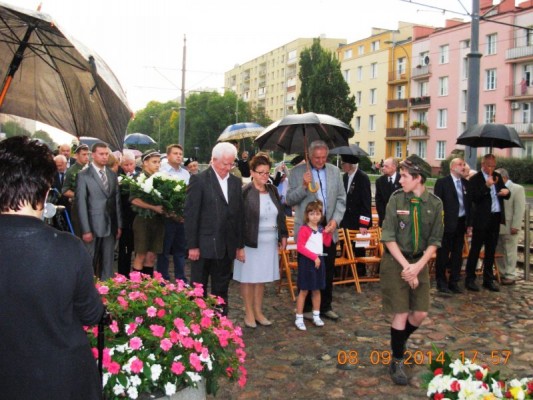 Przedstawiciele-organizacji-spolecznych-przy-skladaniu-wienca-przed-Barykada-Wrzesnia-z-okazji-75.rocznicy-obrony-Warszawy