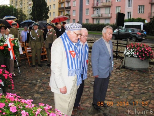 Przedstawiciele-srodowisk-kombatanckich-przy-skladaniu-wienca-na-uroczystosci-75.rocznicy-obrony-Warszawy