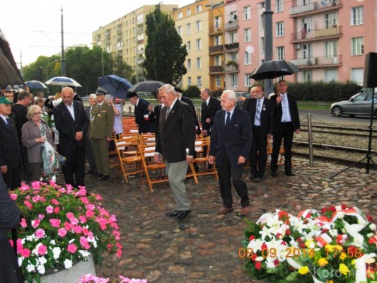 Wiceprezes-OZM-i-czlonek-Kola-Nr-6-ZŻWP-Stanislaw-Zawadka-z-osoba-towarzyszaca-przy-skladaniu-wienca-przed-Barykada-Wrzesnia-z-okazji-75.rocznicy-obrony-Warszawy