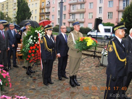 Wiceprzewodniczacy-Rady-m.st.Warszawy---Przewodniczacy-SLD-Sebastian-Wierzbicki-w-asyscie-Strazy-Miejskiej-przy-skladaniu-wiencow-pod-Barykada-Wrzesnia-w-75.rocznice-obrony-Warszawy