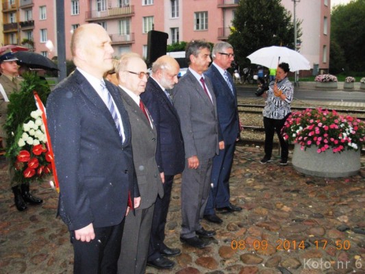 Wladze-Dzielnicy-Ochota-oraz-goscie-przy-skladaniu-wiencow-pod-Barykada-Wrzesnia-w-75.rocznice-obrony-Warszawy